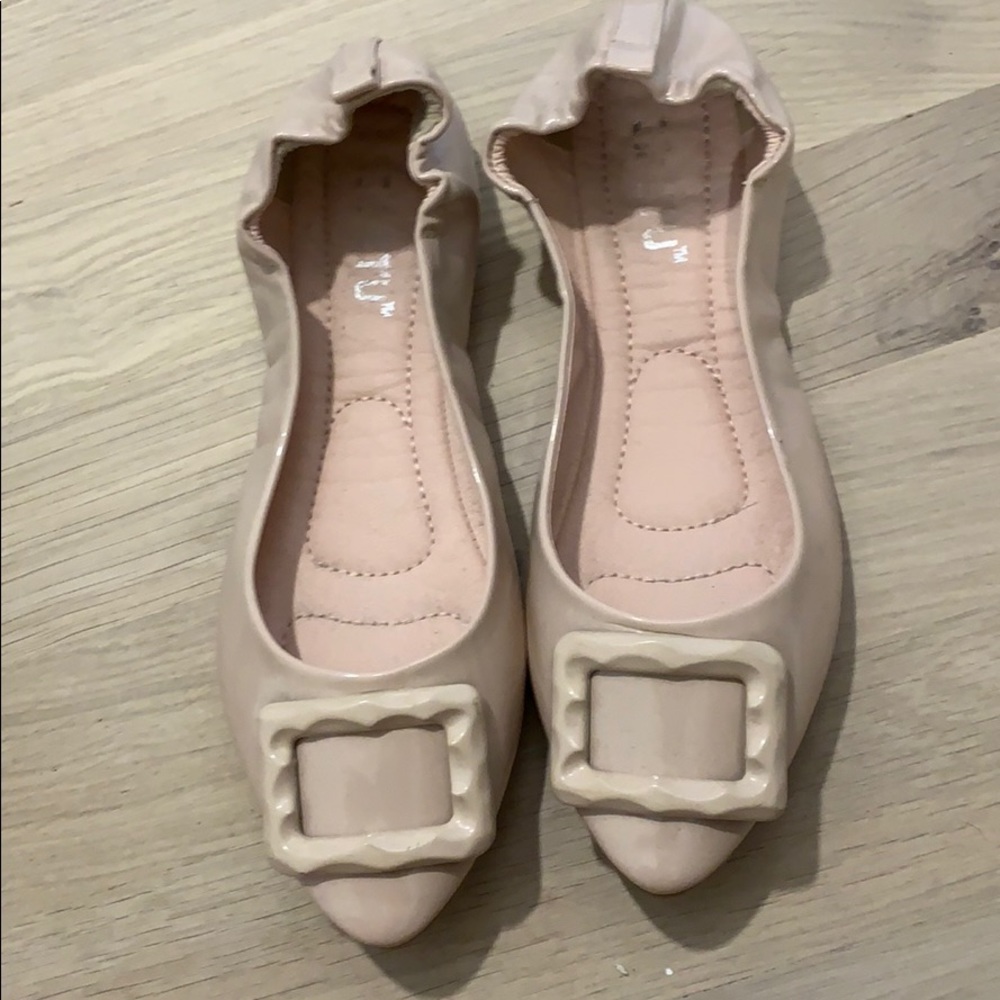 Flat shoes